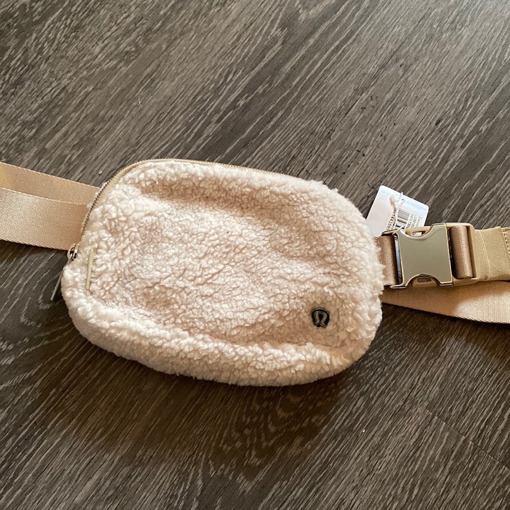 Lululemon Everywhere Belt Bag Fleece Ivory